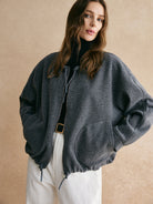 Jacke-mit-reißverschluss-und-kordelzug,-entspannter-schnitt,-große-taschen,-ideal-für-einen-lässigen-und-modernen-look.