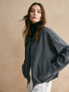 Jacke-mit-reißverschluss-und-kordelzug,-entspannter-schnitt,-große-taschen,-ideal-für-einen-lässigen-und-modernen-look.