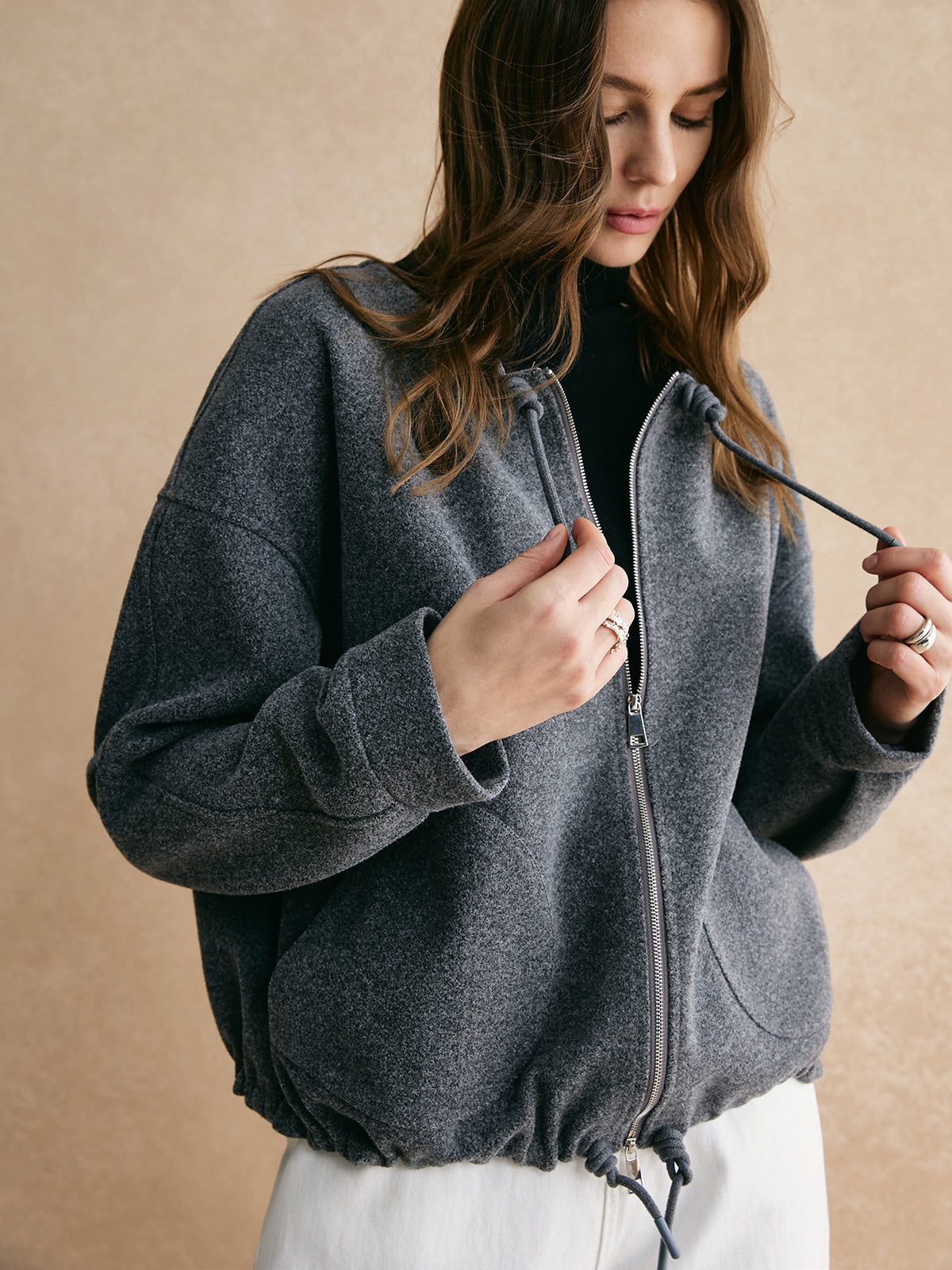 Jacke-mit-reißverschluss-und-kordelzug,-entspannter-schnitt,-große-taschen,-ideal-für-einen-lässigen-und-modernen-look.