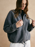 Jacke-mit-reißverschluss-und-kordelzug,-entspannter-schnitt,-große-taschen,-ideal-für-einen-lässigen-und-modernen-look.