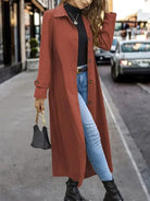 Ein-langer-Mantel-mit-Knopfverschluss-und-klassischem-Kragen,-kombiniert-mit-einem-modischen-Outfit-für-den-städtischen-Stil