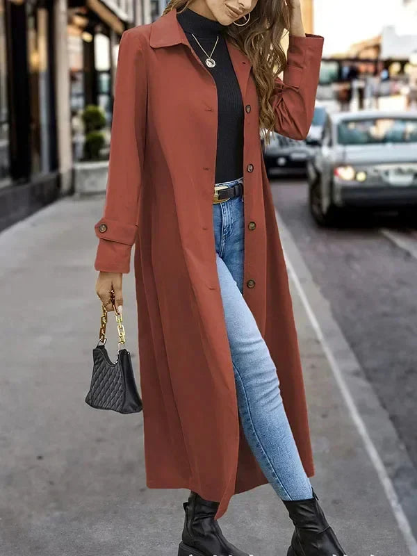 Ein-langer-Mantel-mit-Knopfverschluss-und-klassischem-Kragen,-kombiniert-mit-einem-modischen-Outfit-für-den-städtischen-Stil