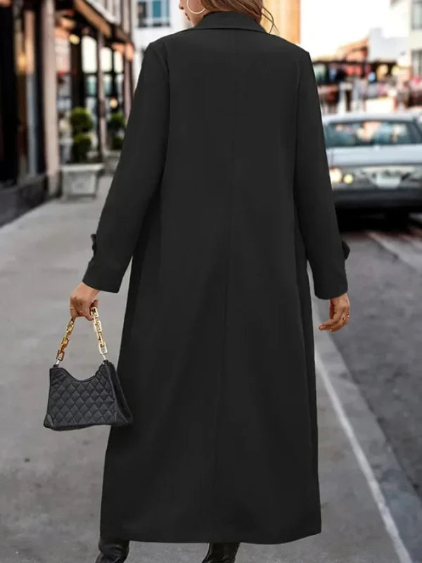 Ein-langer-Mantel-mit-Knopfverschluss-und-klassischem-Kragen,-kombiniert-mit-einem-modischen-Outfit-für-den-städtischen-Stil