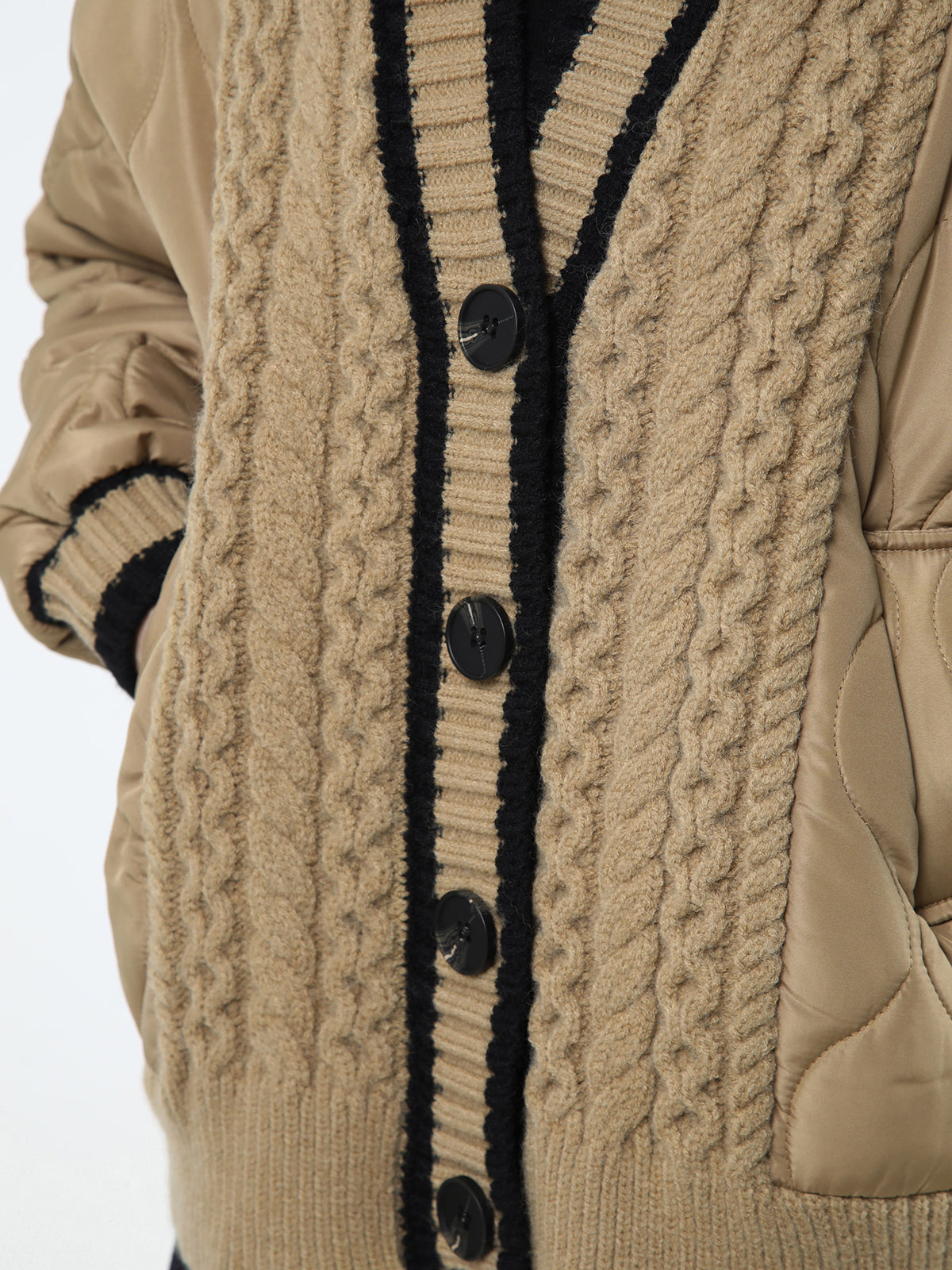 Ein–beiger–Strickmantel–mit–Knöpfen–und–Steppmuster–perfekt–für–kalte–Tage