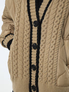 Ein–beiger–Strickmantel–mit–Knöpfen–und–Steppmuster–perfekt–für–kalte–Tage