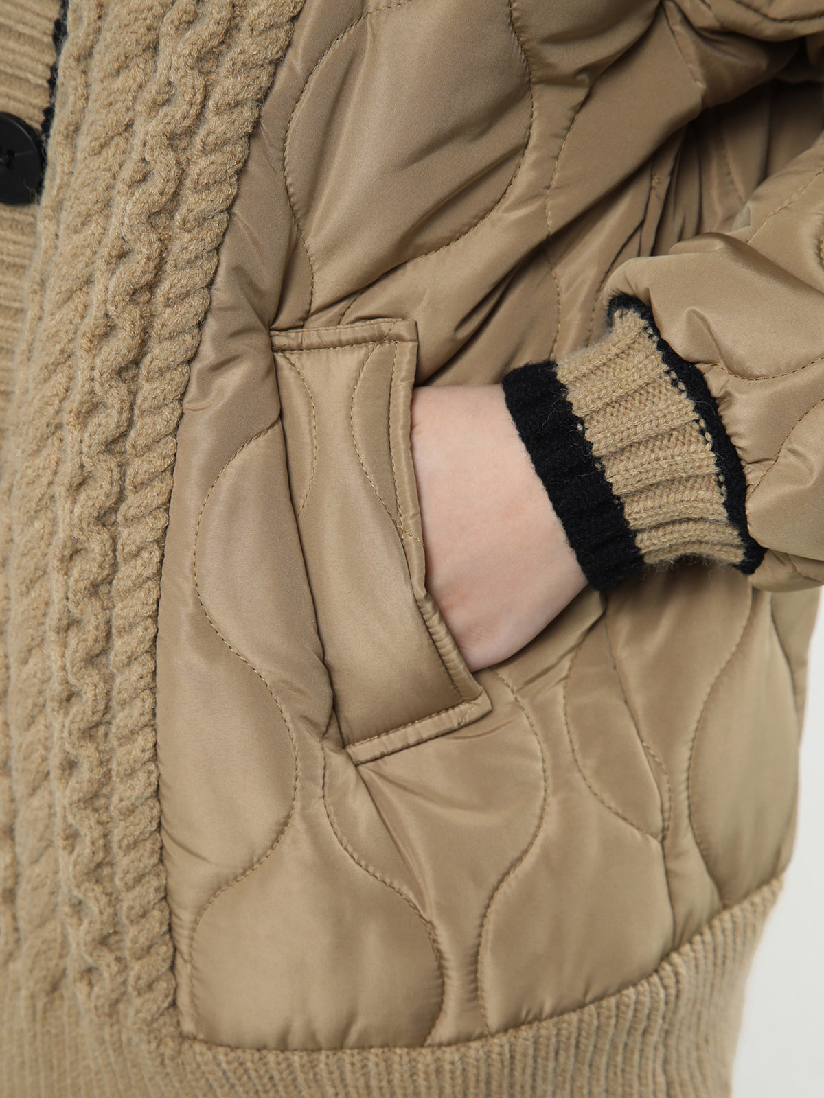 Ein–beiger–Strickmantel–mit–Knöpfen–und–Steppmuster–perfekt–für–kalte–Tage