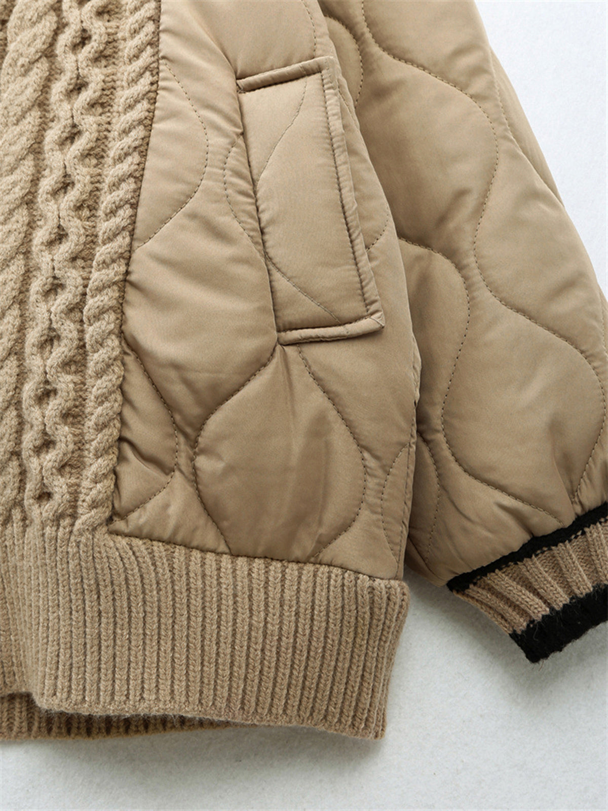 Ein–beiger–Strickmantel–mit–Knöpfen–und–Steppmuster–perfekt–für–kalte–Tage