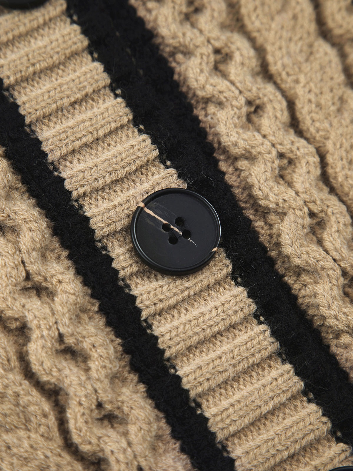 Ein–beiger–Strickmantel–mit–Knöpfen–und–Steppmuster–perfekt–für–kalte–Tage