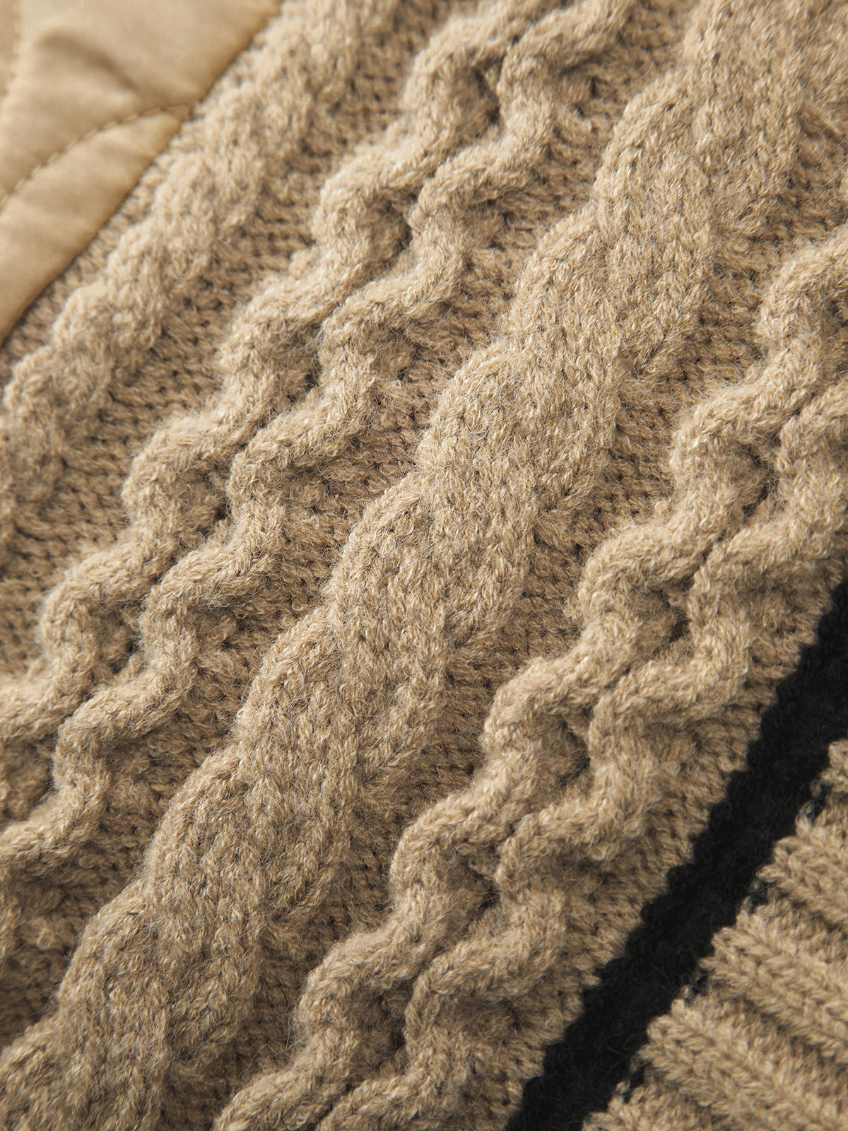 Ein–beiger–Strickmantel–mit–Knöpfen–und–Steppmuster–perfekt–für–kalte–Tage