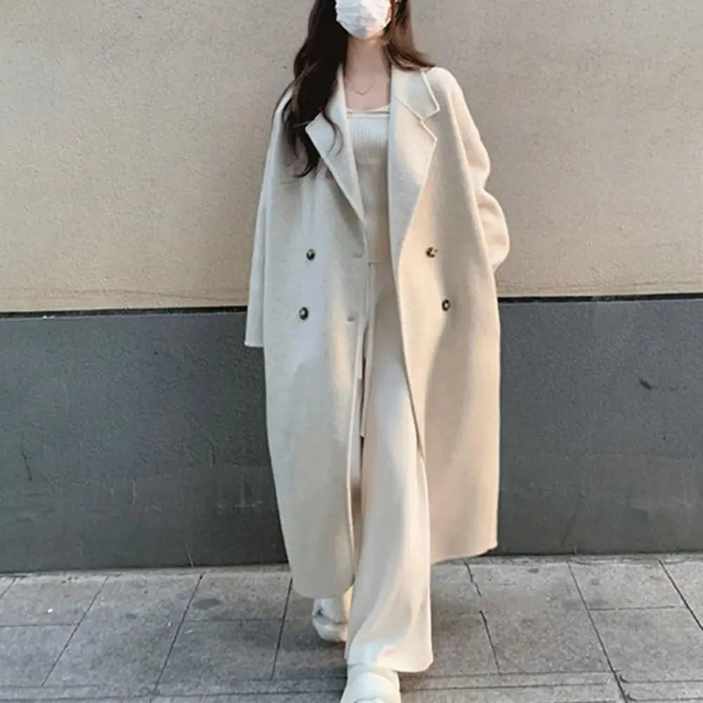 Ein-moderner-Zweireiher-Mantel-mit-lockerer-Passform-und-lässigem-Lapel-Design,-perfekt-für-herbstliche-und-winterliche-Outfits.