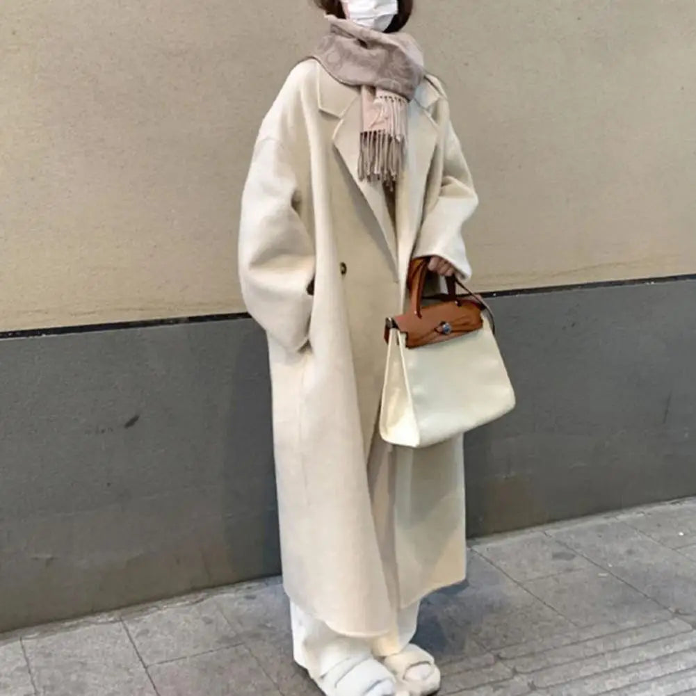 Ein-moderner-Zweireiher-Mantel-mit-lockerer-Passform-und-lässigem-Lapel-Design,-perfekt-für-herbstliche-und-winterliche-Outfits.