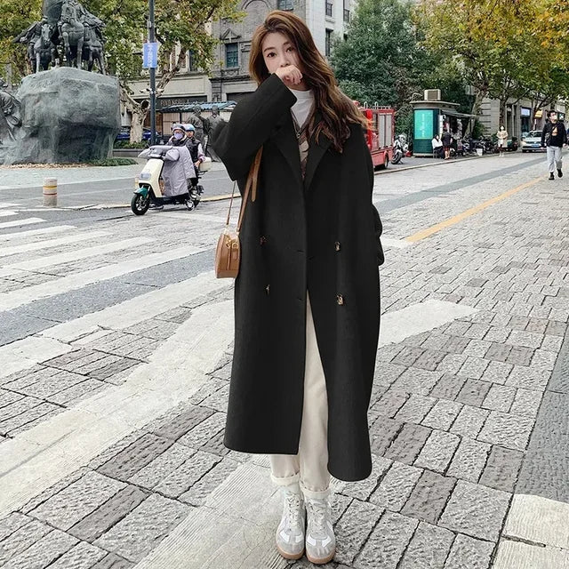 Ein-moderner-Zweireiher-Mantel-mit-lockerer-Passform-und-lässigem-Lapel-Design,-perfekt-für-herbstliche-und-winterliche-Outfits.