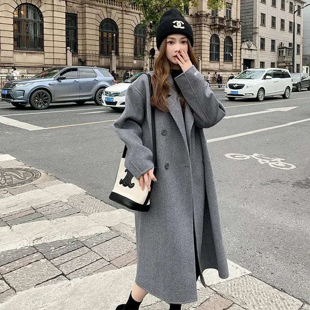 Ein-moderner-Zweireiher-Mantel-mit-lockerer-Passform-und-lässigem-Lapel-Design,-perfekt-für-herbstliche-und-winterliche-Outfits.