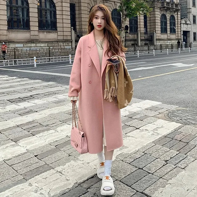 Ein-moderner-Zweireiher-Mantel-mit-lockerer-Passform-und-lässigem-Lapel-Design,-perfekt-für-herbstliche-und-winterliche-Outfits.
