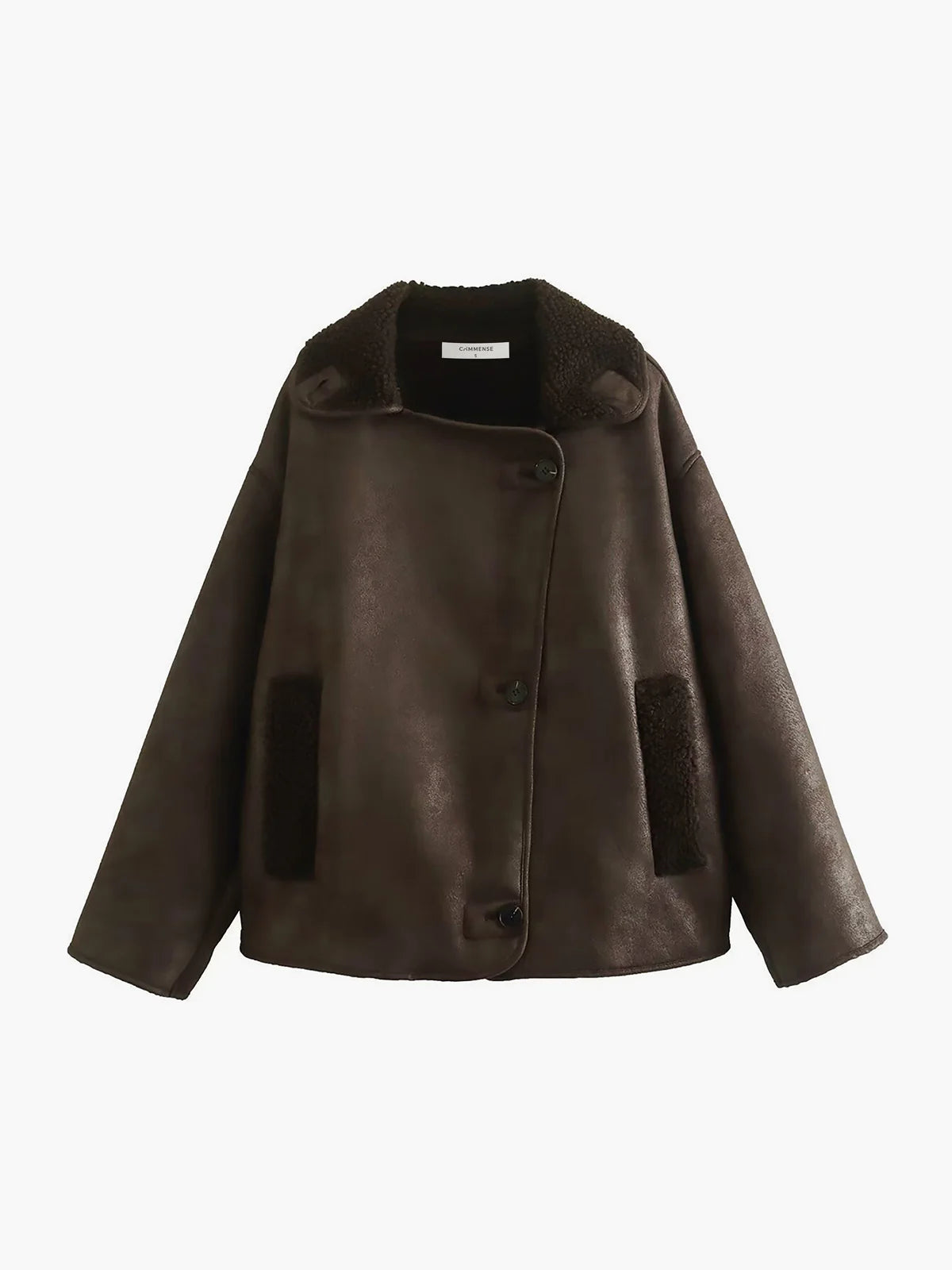 Braun–Shearlingjacke–minimalistisch–komfortabel–lässig–vielseitig–Winter–klassisch.
