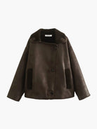 Braun–Shearlingjacke–minimalistisch–komfortabel–lässig–vielseitig–Winter–klassisch.