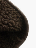 Braun–Shearlingjacke–minimalistisch–komfortabel–lässig–vielseitig–Winter–klassisch.