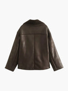 Braun–Shearlingjacke–minimalistisch–komfortabel–lässig–vielseitig–Winter–klassisch.