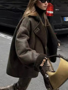 Braun–Shearlingjacke–minimalistisch–komfortabel–lässig–vielseitig–Winter–klassisch.