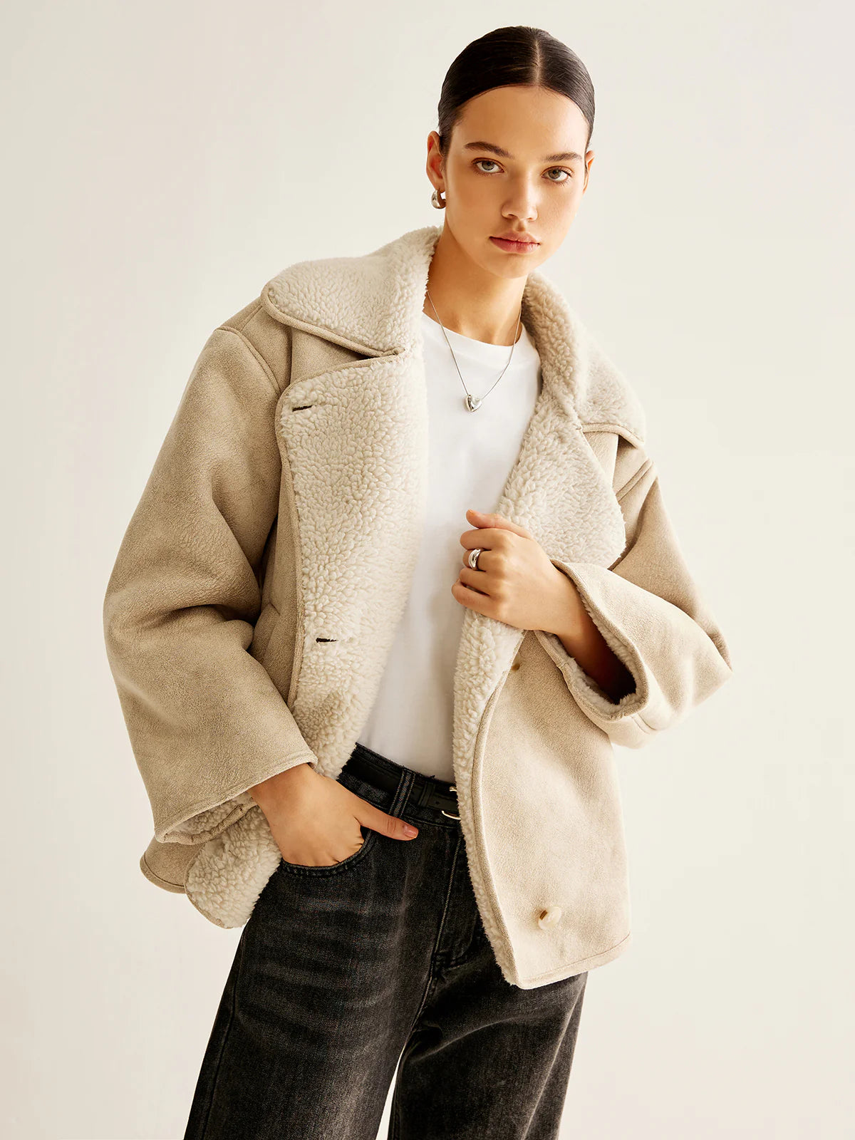 Beige–Shearlingjacke–lässig–stylisch–wärmend–zeitlos–Winter–Basic.