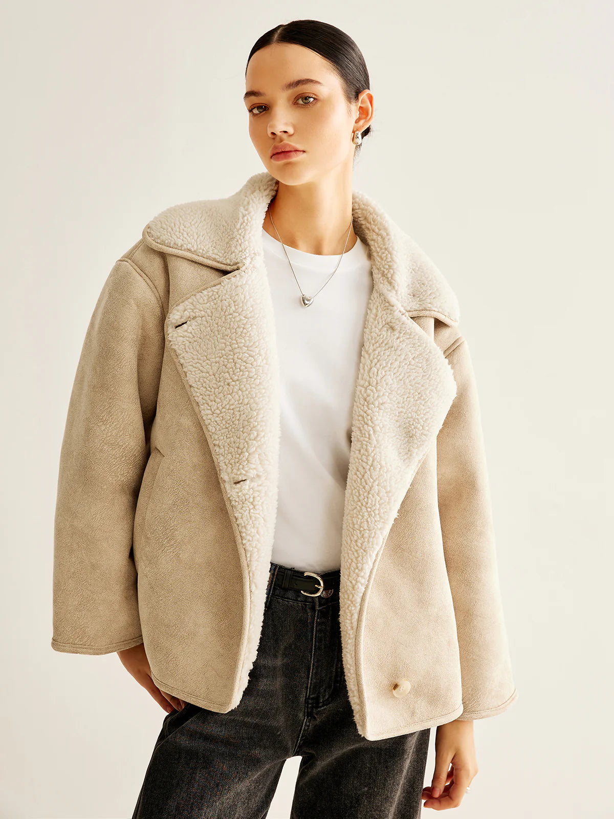 Beige–Shearlingjacke–lässig–stylisch–wärmend–zeitlos–Winter–Basic.