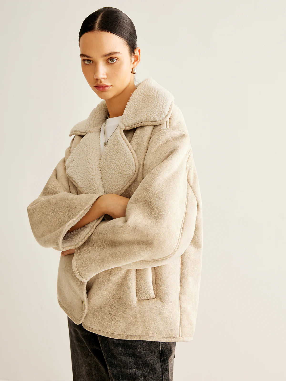 Beige–Shearlingjacke–lässig–stylisch–wärmend–zeitlos–Winter–Basic.