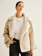 Beige–Shearlingjacke–lässig–stylisch–wärmend–zeitlos–Winter–Basic.