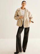 Beige–Shearlingjacke–lässig–stylisch–wärmend–zeitlos–Winter–Basic.