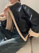 Kunstlederjacke–schwarz–gefüttert–kuschelig–schick–lässig–warme–Option.