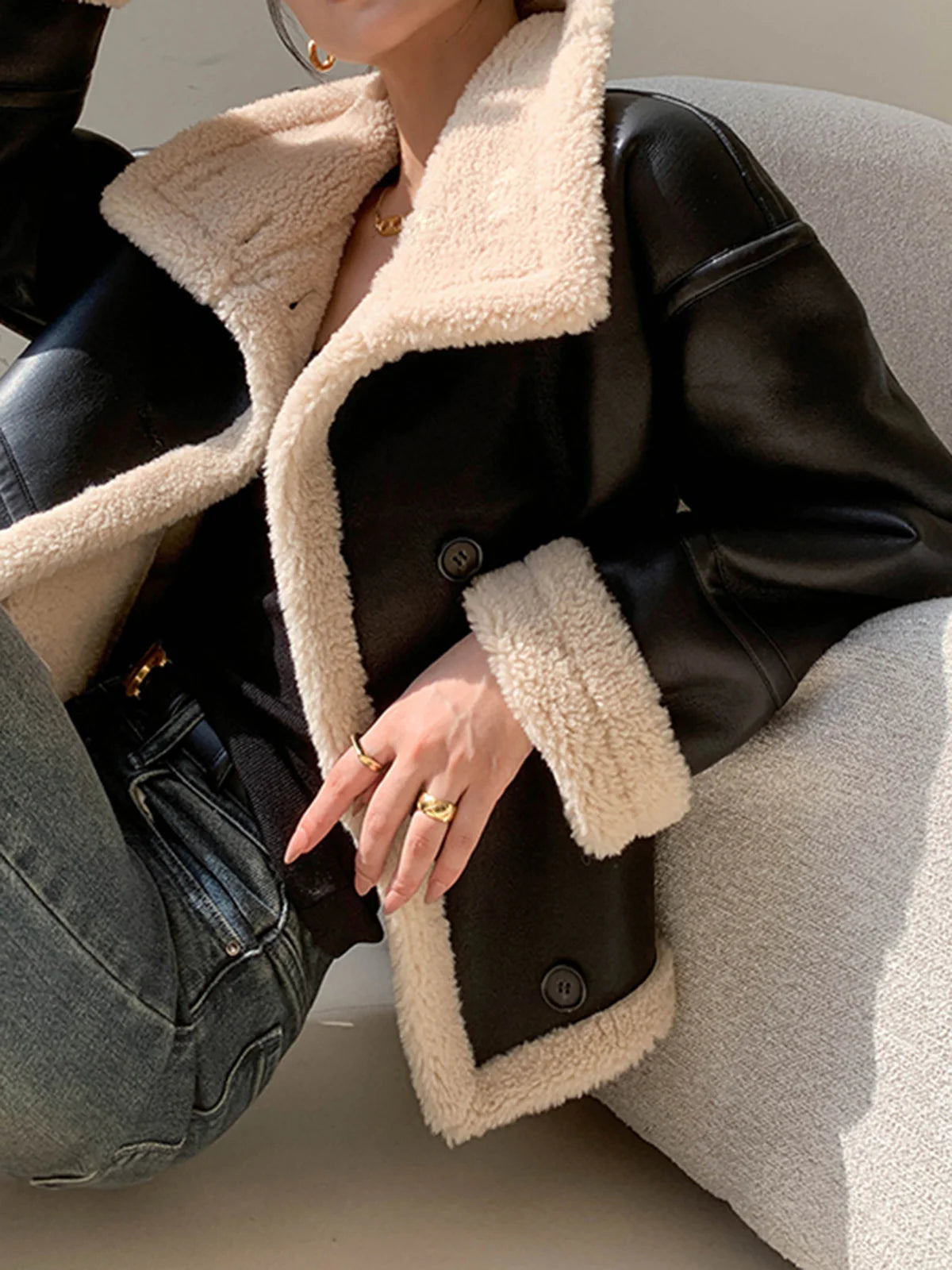 Kunstlederjacke–schwarz–gefüttert–kuschelig–schick–lässig–warme–Option.