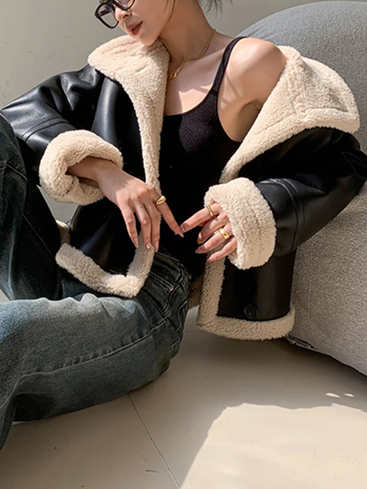 Kunstlederjacke–schwarz–gefüttert–kuschelig–schick–lässig–warme–Option.