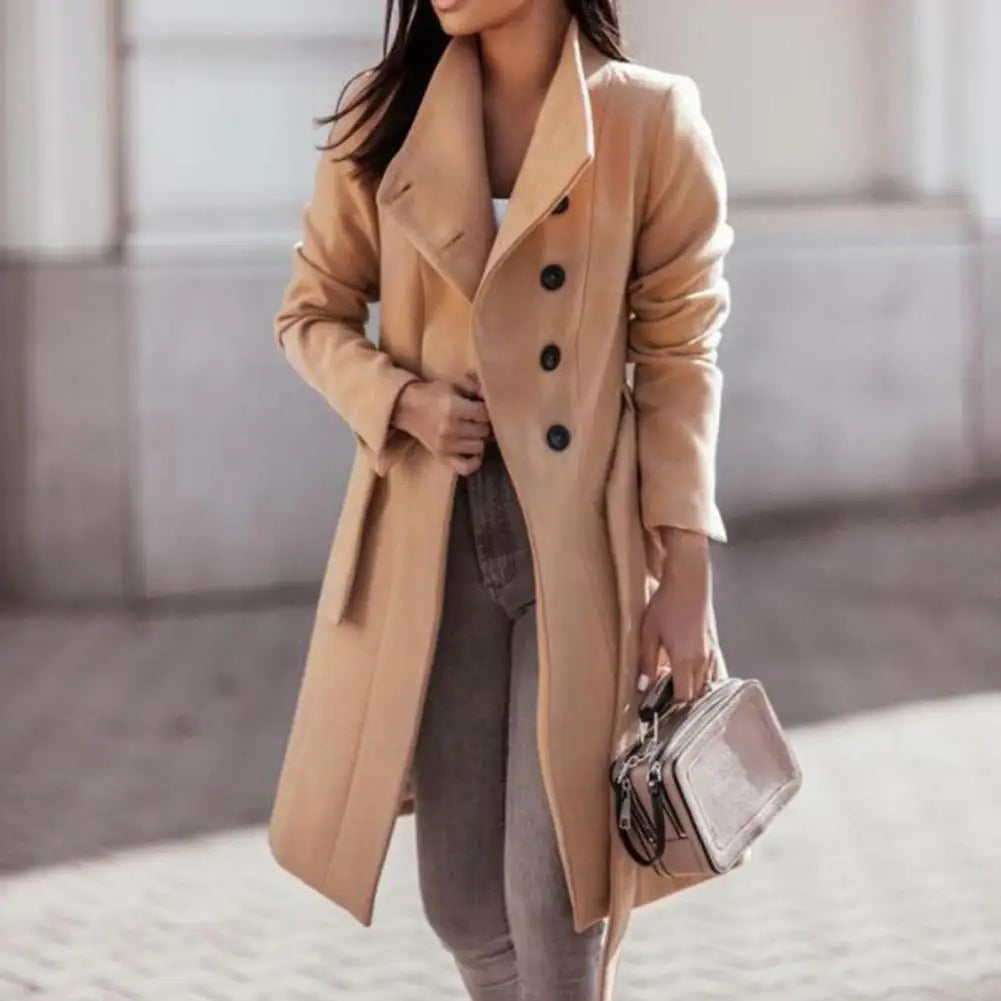 Ein-schicker-mantel-mit-knopfverschluss,-perfekt-für-einen-eleganten-und-stilvollen-herbst-oder-winterauftritt.