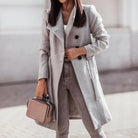 Ein-schicker-mantel-mit-knopfverschluss,-perfekt-für-einen-eleganten-und-stilvollen-herbst-oder-winterauftritt.
