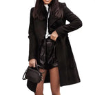 Ein-schicker-mantel-mit-knopfverschluss,-perfekt-für-einen-eleganten-und-stilvollen-herbst-oder-winterauftritt.