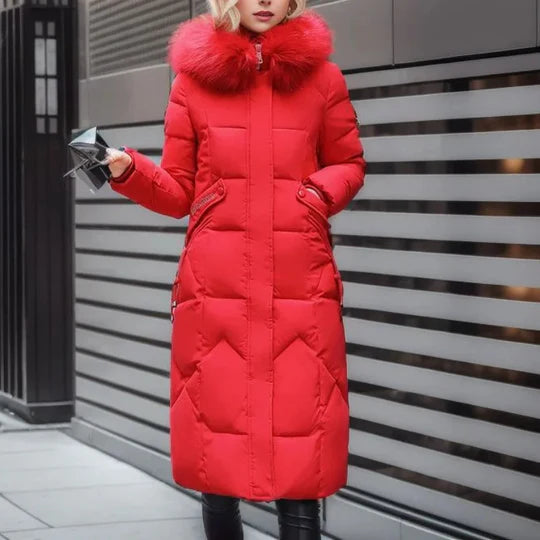 Ein-langer-steppmantel-mit-pelzbesetzter-Kapuze,-ideal-für-kalte-Wintertage
