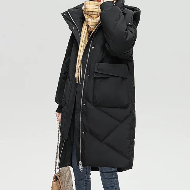 Ein-langer-Steppmantel-mit-Kapuze-und-großen-Taschen,-ideal-für-den-winterlichen-Stil-und-warme-Tage.