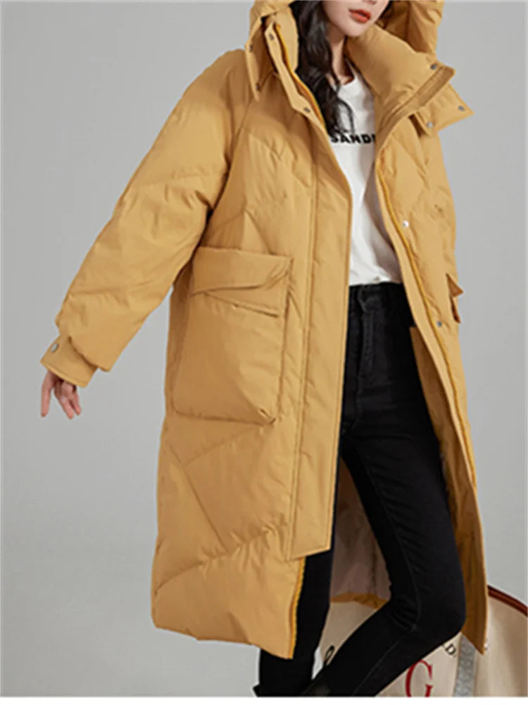 Ein-langer-Steppmantel-mit-Kapuze-und-großen-Taschen,-ideal-für-den-winterlichen-Stil-und-warme-Tage.