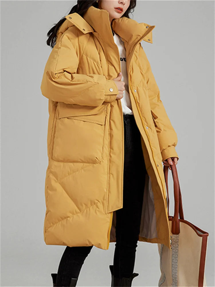 Ein-langer-Steppmantel-mit-Kapuze-und-großen-Taschen,-ideal-für-den-winterlichen-Stil-und-warme-Tage.