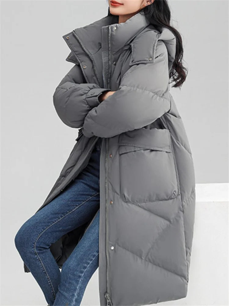Ein-langer-Steppmantel-mit-Kapuze-und-großen-Taschen,-ideal-für-den-winterlichen-Stil-und-warme-Tage.
