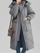 Ein-langer-Steppmantel-mit-Kapuze-und-großen-Taschen,-ideal-für-den-winterlichen-Stil-und-warme-Tage.