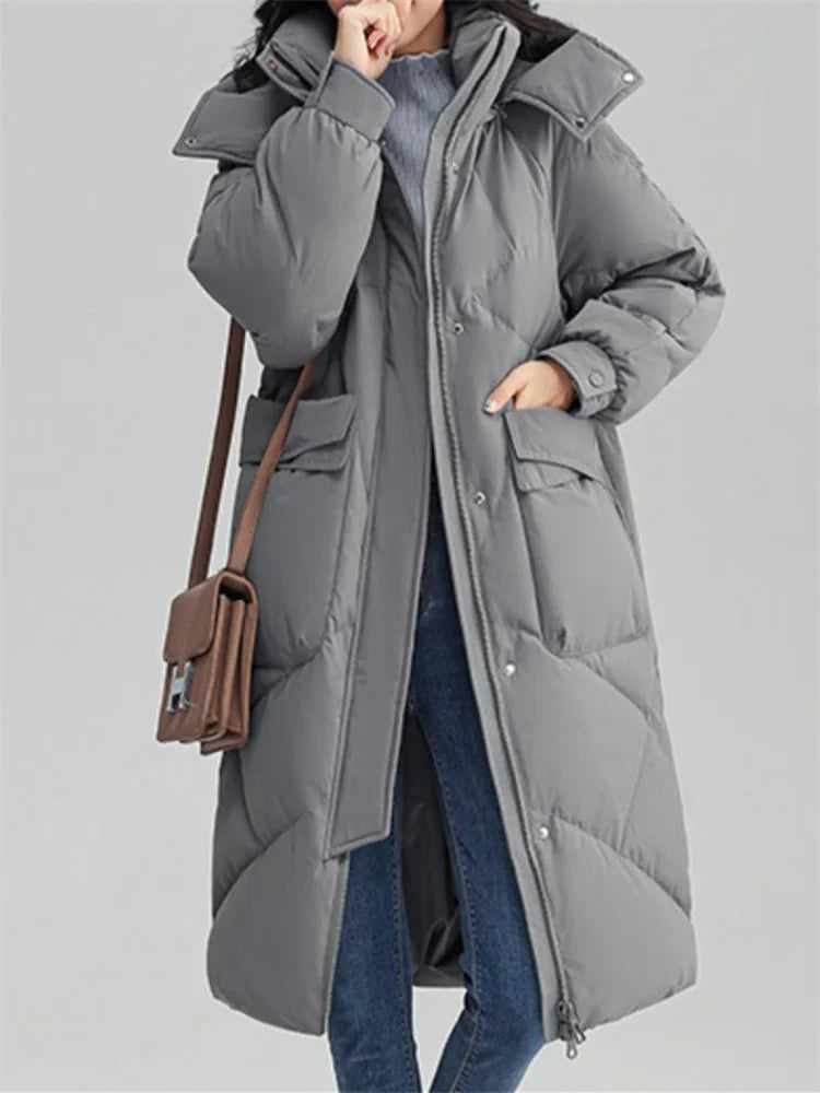 Ein-langer-Steppmantel-mit-Kapuze-und-großen-Taschen,-ideal-für-den-winterlichen-Stil-und-warme-Tage.