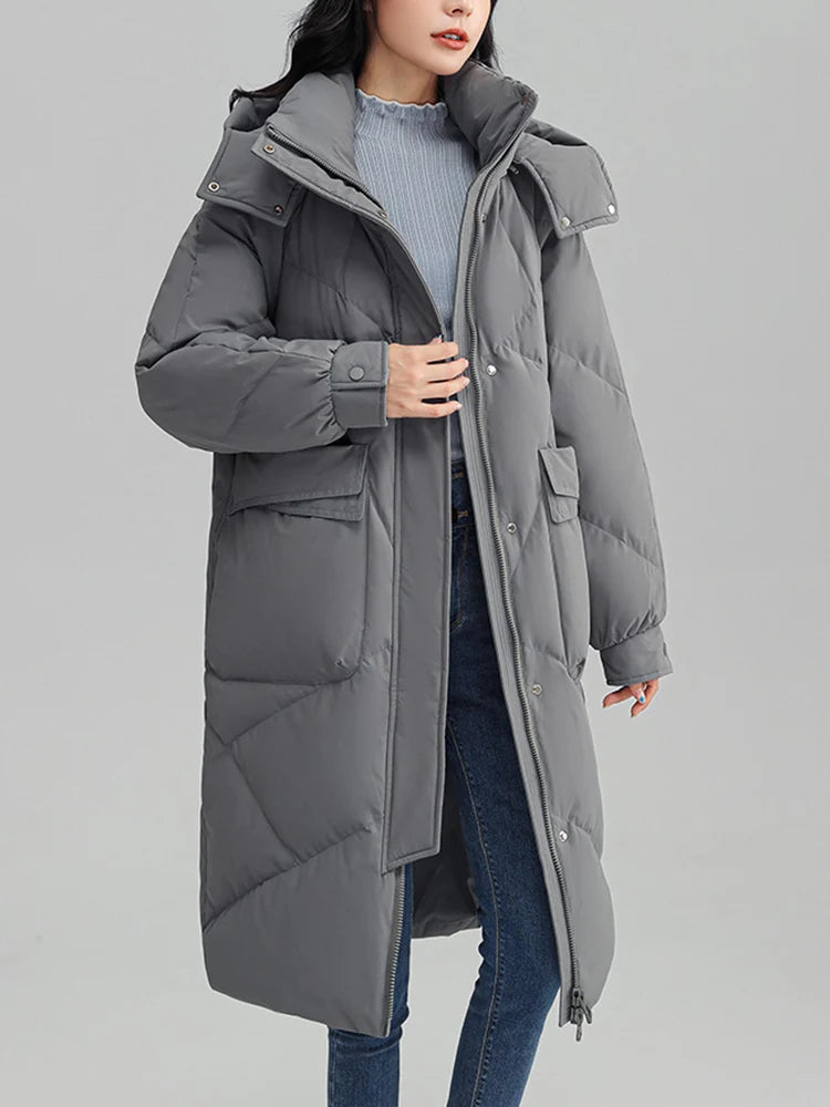 Ein-langer-Steppmantel-mit-Kapuze-und-großen-Taschen,-ideal-für-den-winterlichen-Stil-und-warme-Tage.
