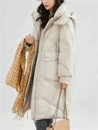 Ein-langer-Steppmantel-mit-Kapuze-und-großen-Taschen,-ideal-für-den-winterlichen-Stil-und-warme-Tage.