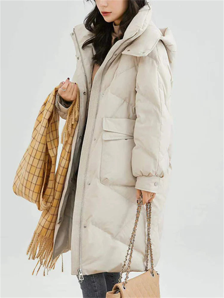 Ein-langer-Steppmantel-mit-Kapuze-und-großen-Taschen,-ideal-für-den-winterlichen-Stil-und-warme-Tage.