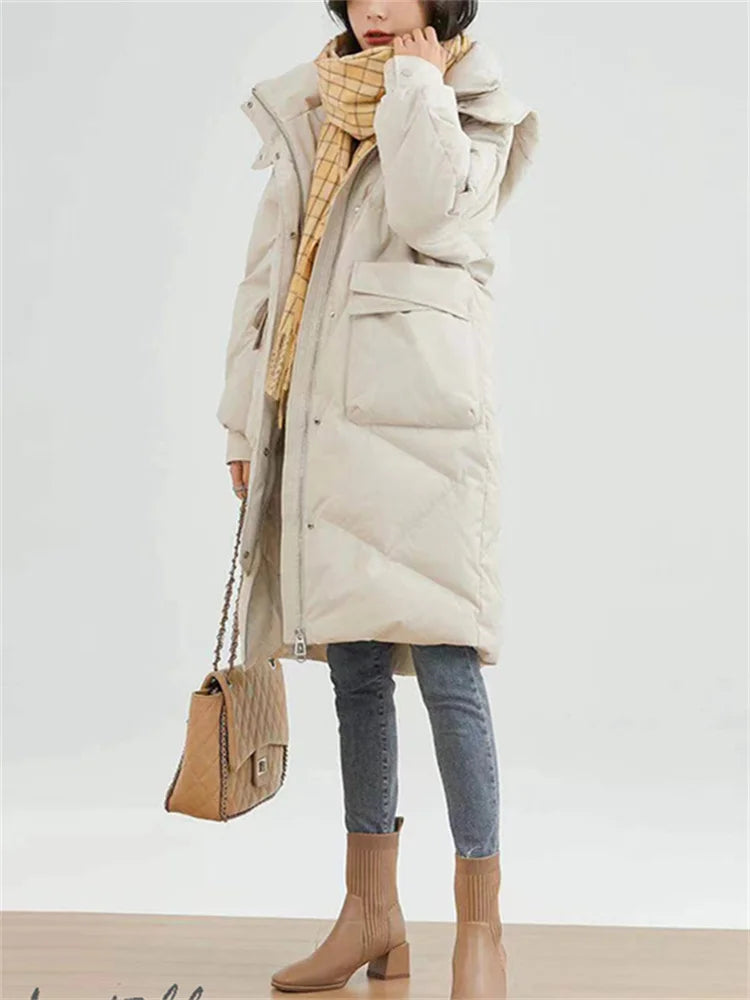 Ein-langer-Steppmantel-mit-Kapuze-und-großen-Taschen,-ideal-für-den-winterlichen-Stil-und-warme-Tage.