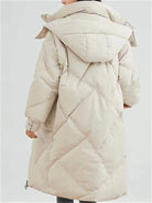 Ein-langer-Steppmantel-mit-Kapuze-und-großen-Taschen,-ideal-für-den-winterlichen-Stil-und-warme-Tage.