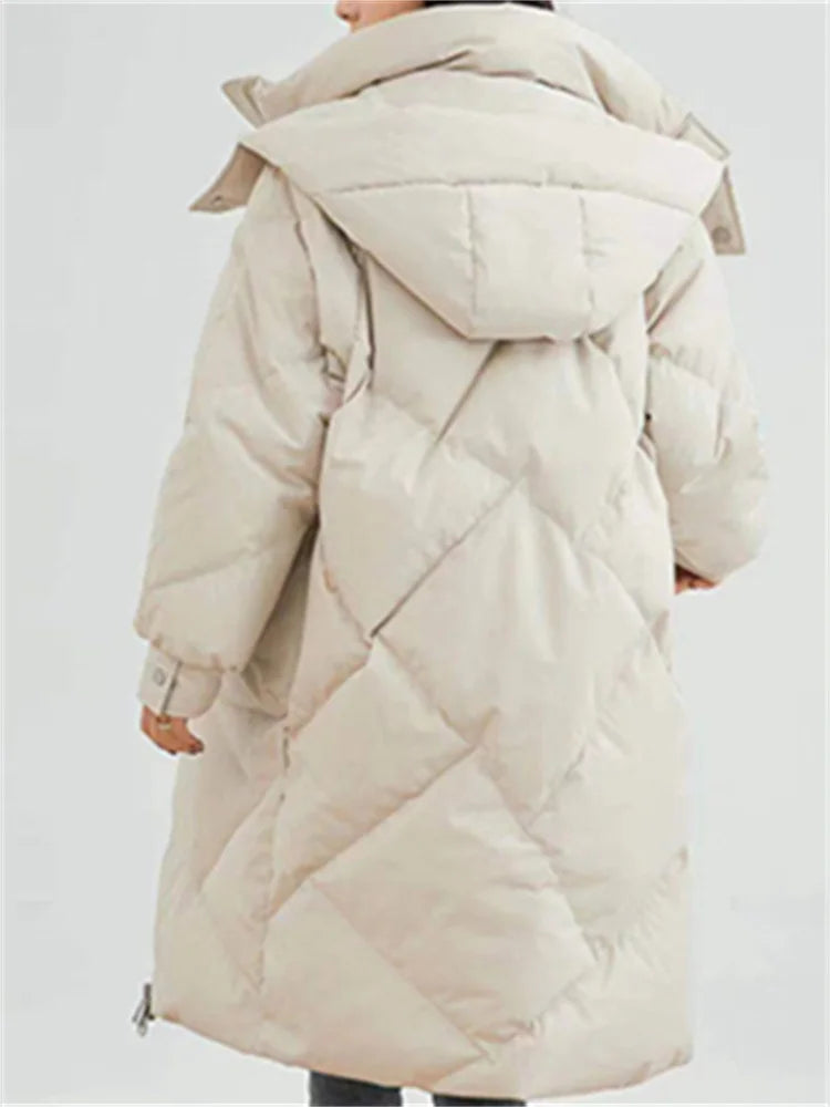 Ein-langer-Steppmantel-mit-Kapuze-und-großen-Taschen,-ideal-für-den-winterlichen-Stil-und-warme-Tage.