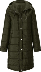 Ein-mittellanger-steppmantel-mit-faux-fellkapuze-und-detailliertem-armdesign,-perfekt-für-modische-und-gemütliche-wintertage.