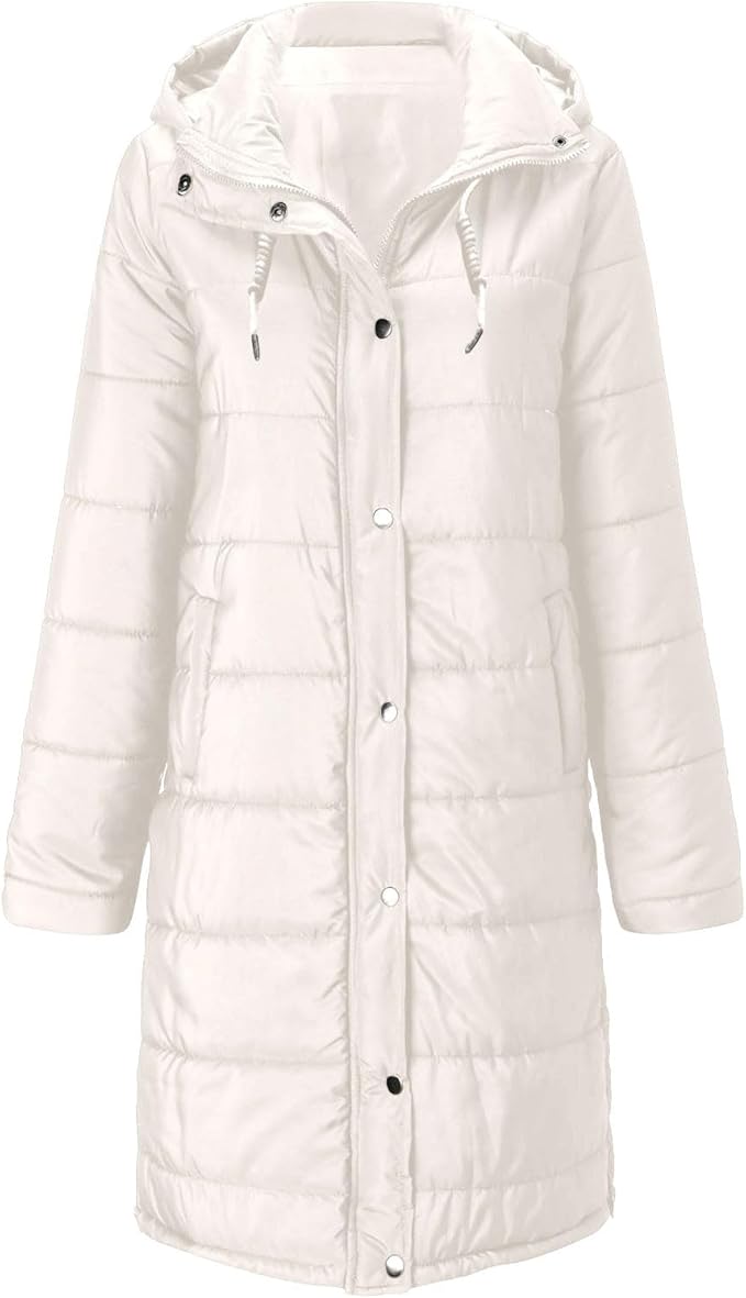 Ein-mittellanger-steppmantel-mit-faux-fellkapuze-und-detailliertem-armdesign,-perfekt-für-modische-und-gemütliche-wintertage.