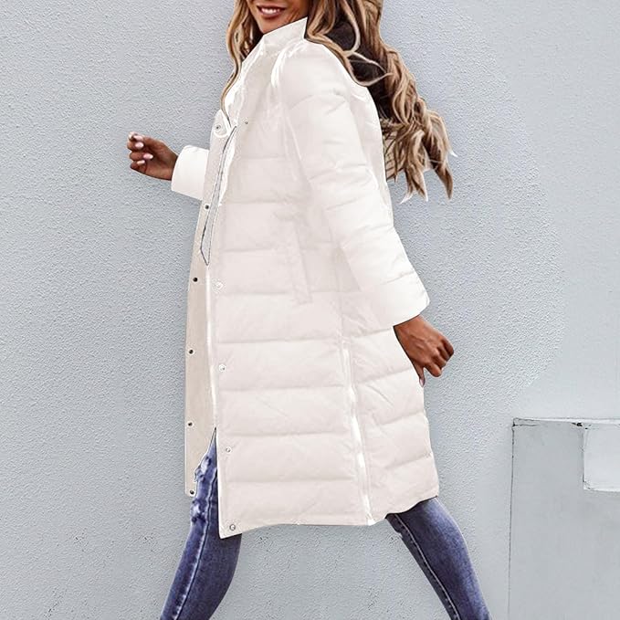 Ein-mittellanger-steppmantel-mit-faux-fellkapuze-und-detailliertem-armdesign,-perfekt-für-modische-und-gemütliche-wintertage.